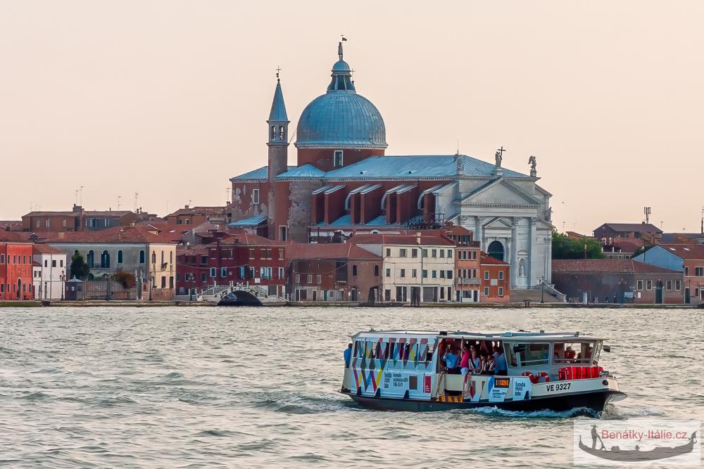 Vodní autobus – benátské vaporetto