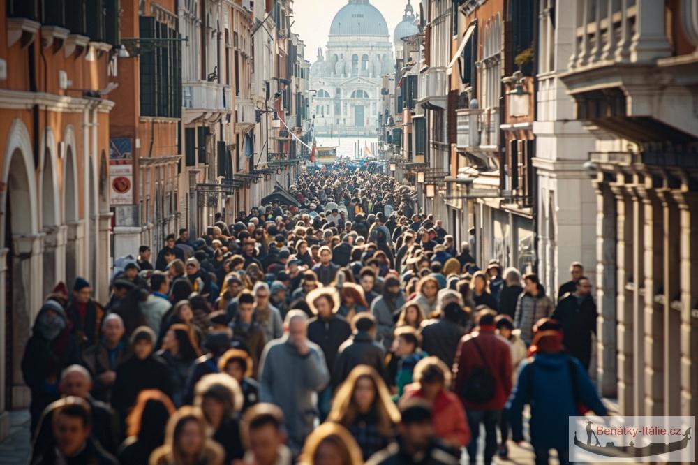 Davy turistů na hlavní tepně v Benátkách
